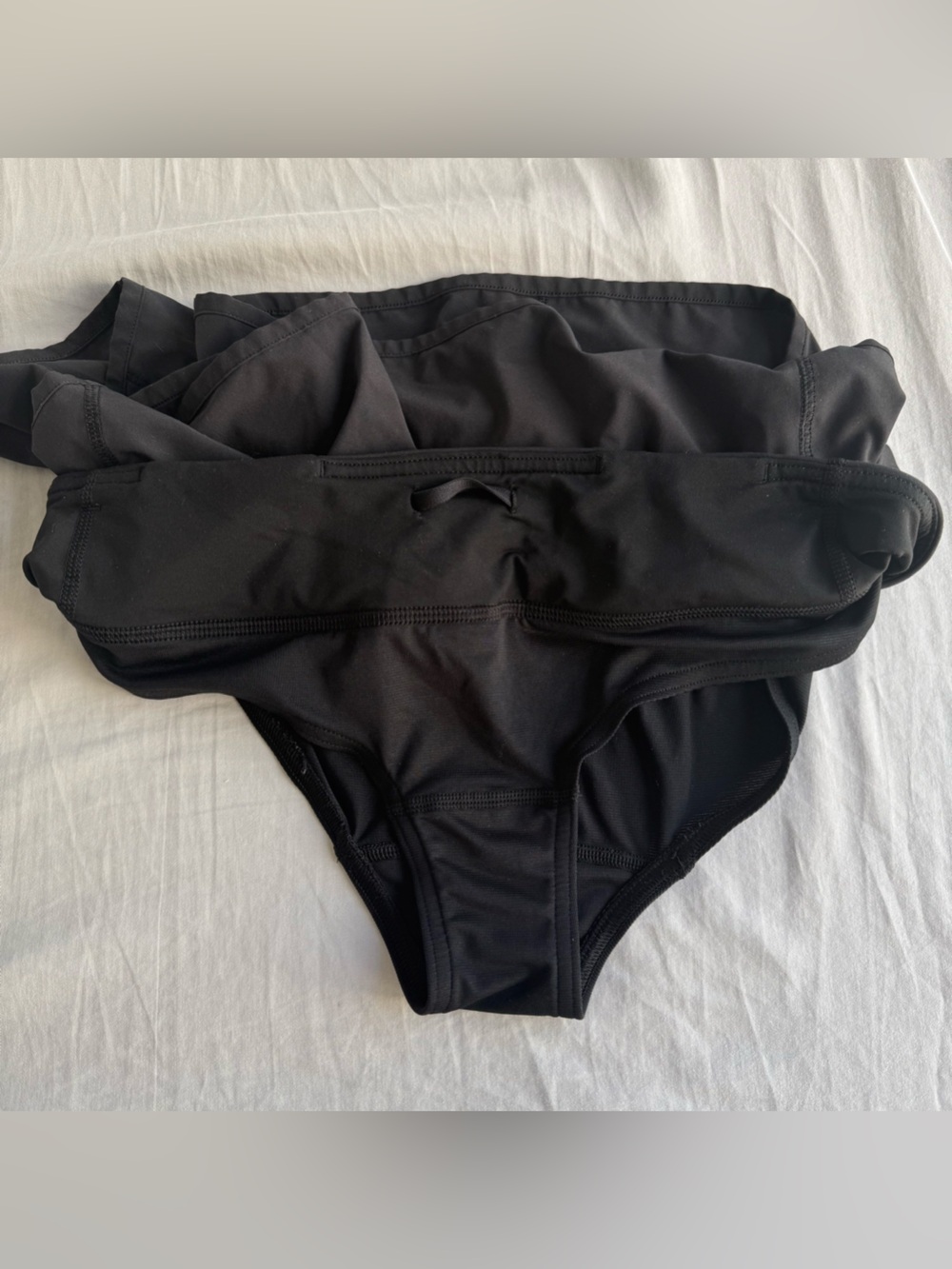 Lululemon Speedups shorts low rise 2.5” black size 6 - Picture 4 of 5